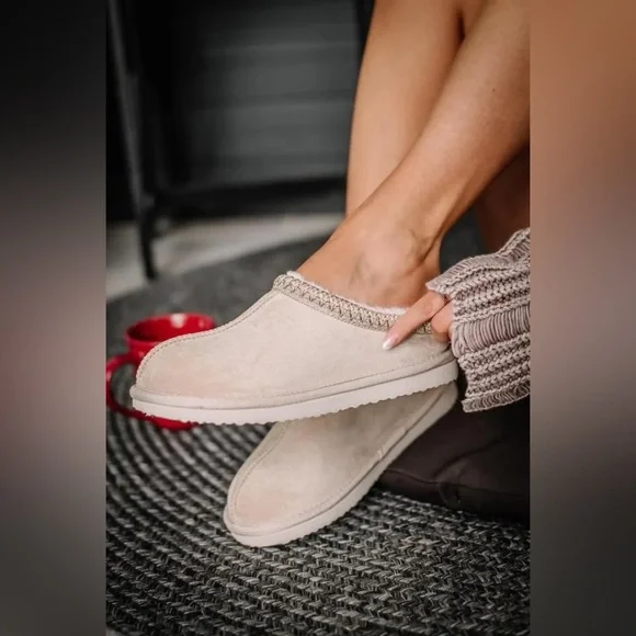 NIB Brand New Sparks Very G Cream Faux Fur Vegan Suede Slippers Slides Shoes - Picture 3 of 11